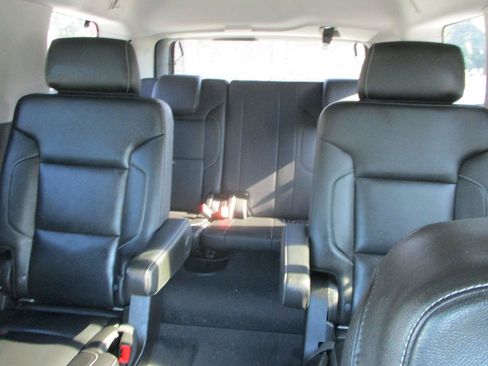 Used 2020 Chevrolet Tahoe LT w/ Luxury Package RWD image 17