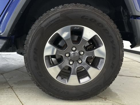 Used 2018 Jeep Wrangler Unlimited Sahara w/ Dual Top Group AWD/4WD image 21