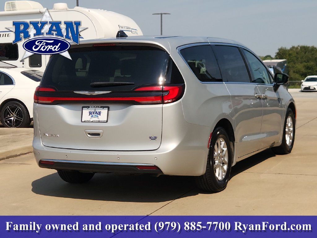 Used 2024 Chrysler Pacifica Touring-L FWD image 3