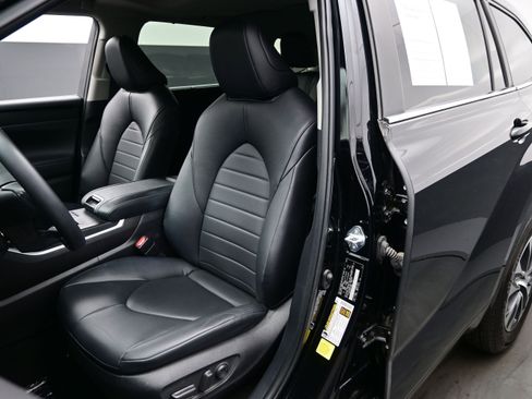 Used 2024 Toyota Highlander XLE AWD/4WD image 12