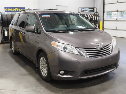 Used 2014 Toyota Sienna XLE image 3