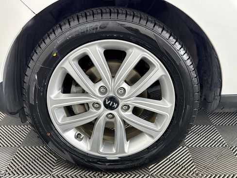 Used 2018 Kia Soul + FWD image 36