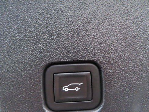 Used 2025 Chevrolet Traverse LT AWD/4WD image 32