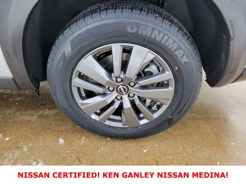 Certified 2025 Nissan Pathfinder SV image 20