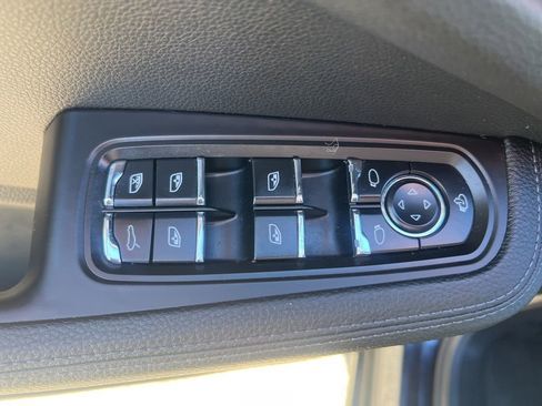 Used 2022 Porsche Macan image 48