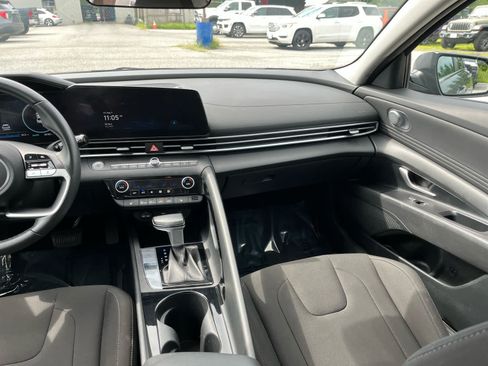 Used 2025 Hyundai Elantra SEL FWD image 27