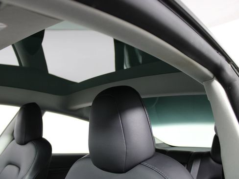 Used 2023 Tesla Model 3 Standard Range image 9