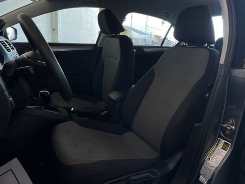 Used 2019 Toyota Camry SE image 12