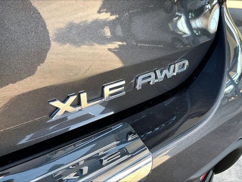 Used 2021 Toyota Highlander XLE AWD/4WD image 10