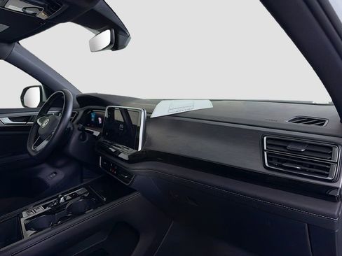 Used 2025 Volkswagen Atlas Cross Sport SE image 33