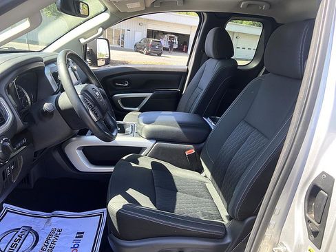 Used 2018 Nissan Titan SV w/ SV Convenience Package image 11