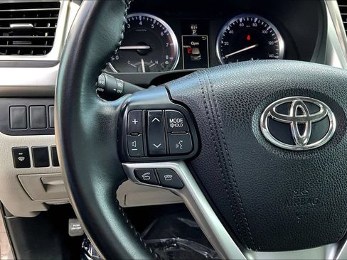 Used 2015 Toyota Highlander XLE FWD image 13