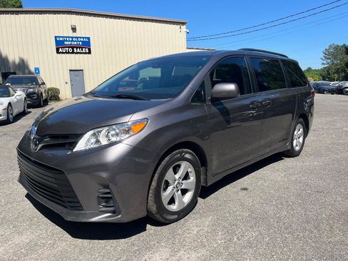 Used 2019 Toyota Sienna LE FWD image 1