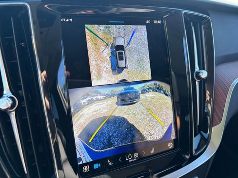 Used 2025 Volvo V60 B5 Cross Country Plus image 17