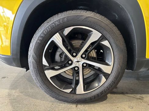 Used 2025 Chevrolet Trax RS w/ Sunroof Package FWD image 24