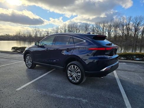 Used 2022 Toyota Venza XLE image 9