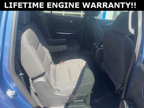 Used 2025 Chevrolet Traverse LT image 8