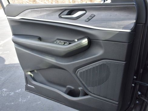 New 2025 Jeep Grand Cherokee Limited w/ Trailer Tow Package image 28