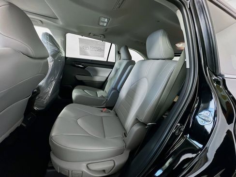 Certified 2025 Toyota Highlander XLE image 10