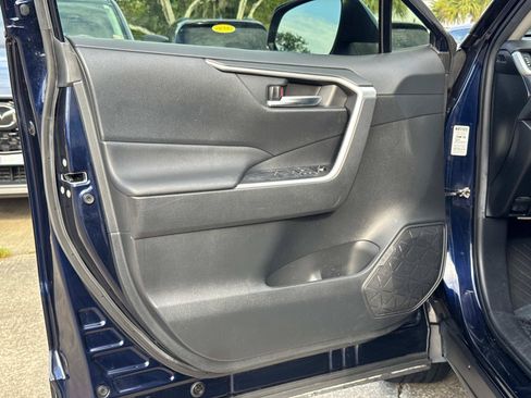 Used 2020 Toyota RAV4 XLE w/ Convenience Package FWD image 16