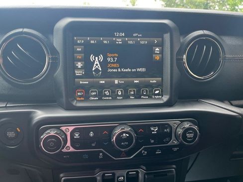 Used 2022 Jeep Wrangler Unlimited Sahara AWD/4WD image 16
