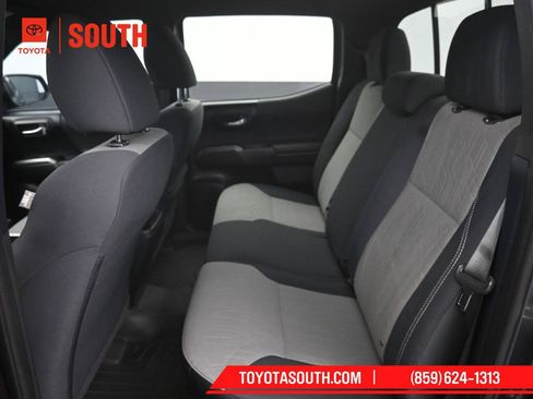 Used 2020 Toyota Tacoma TRD Off-Road AWD/4WD image 32