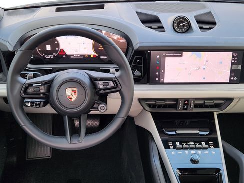 Used 2024 Porsche Cayenne image 33