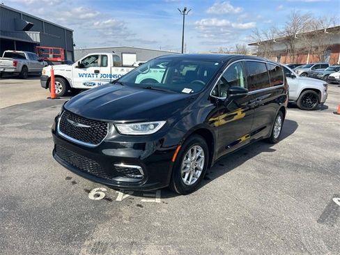 Used 2024 Chrysler Pacifica Touring-L image 7