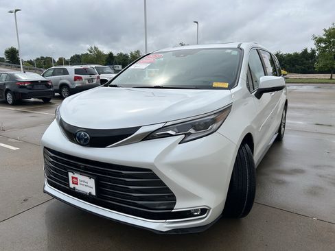 Certified 2023 Toyota Sienna Platinum AWD/4WD image 3
