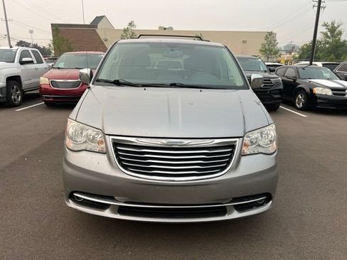 Used 2015 Chrysler Town & Country Touring-L w/ Driver Convenience Group FWD image 2