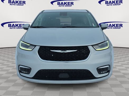 Used 2023 Chrysler Pacifica Touring-L FWD image 2