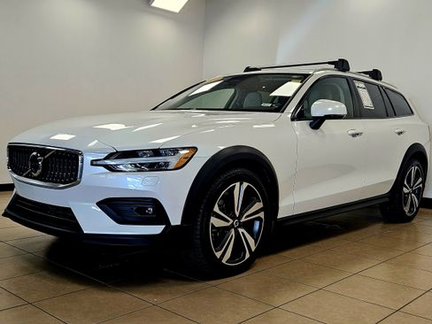 Used 2023 Volvo V60 B5 Cross Country Plus w/ Climate Package image 2