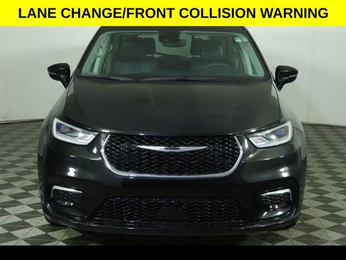 Used 2024 Chrysler Pacifica Touring-L image 8