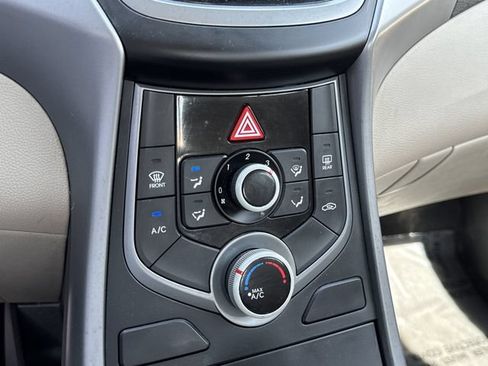 Used 2014 Hyundai Elantra SE FWD image 29