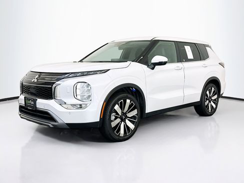 Used 2025 Mitsubishi Outlander SE image 3