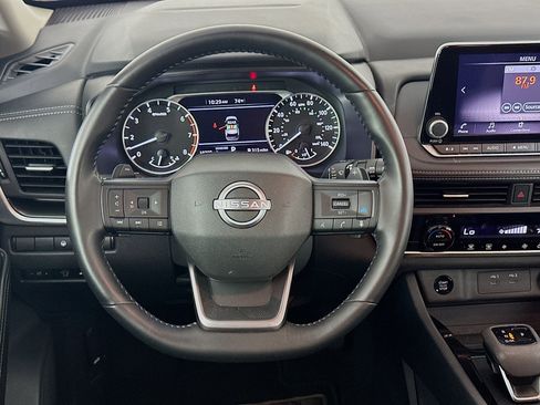Used 2025 Nissan Rogue SV FWD image 18