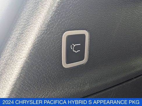 Used 2024 Chrysler Pacifica Limited FWD image 30