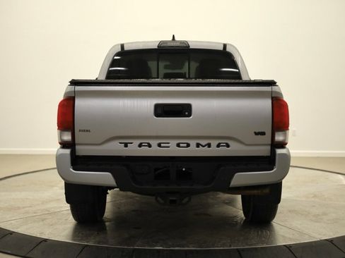 Used 2019 Toyota Tacoma TRD Sport image 4