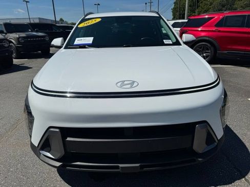 Used 2025 Hyundai Kona SEL FWD image 2