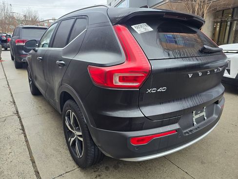 Used 2025 Volvo XC40 B5 Core image 3