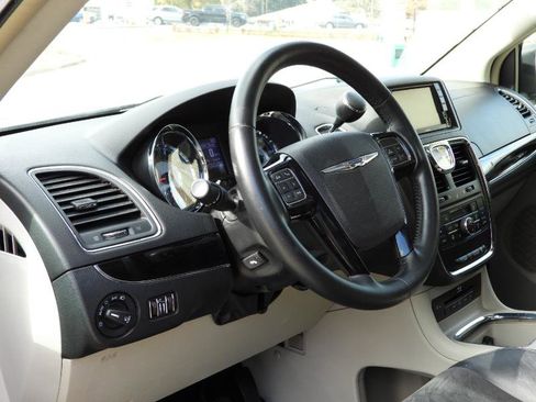 Used 2014 Chrysler Town & Country Touring-L image 31