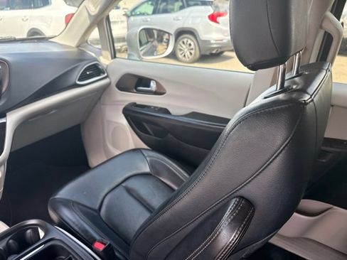 Used 2018 Chrysler Pacifica Touring-L w/ Advanced Safetytec Group FWD image 17