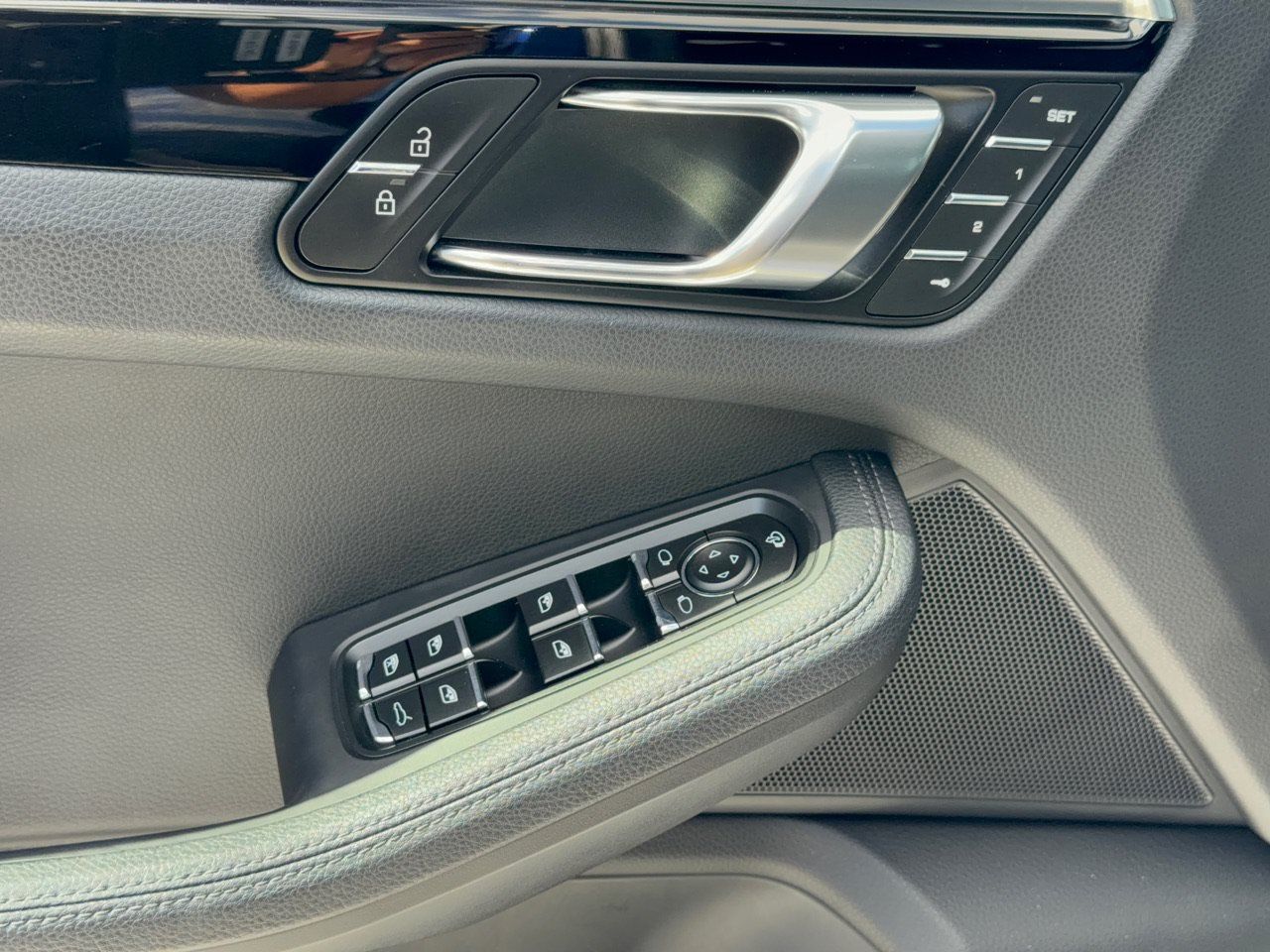 Certified 2024 Porsche Macan AWD/4WD image 15
