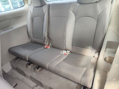 Used 2008 Saturn Outlook XE w/ Preferred Package FWD image 17