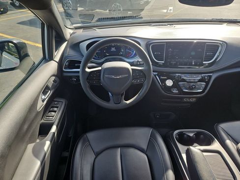 Used 2024 Chrysler Pacifica Limited FWD image 13