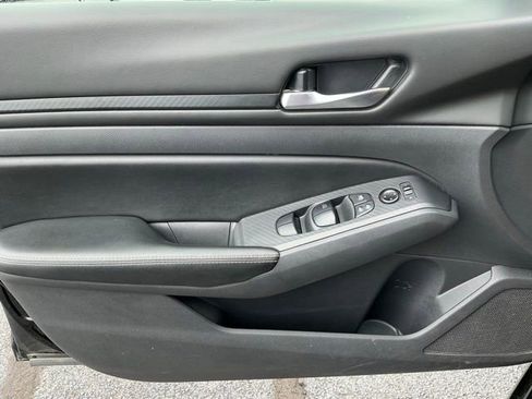 Used 2025 Nissan Altima 2.5 SV FWD image 12