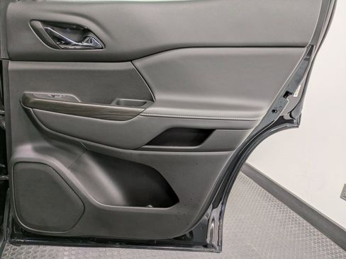 Used 2023 GMC Acadia SLT w/ Elevation Edition image 26