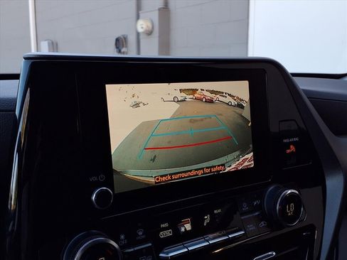 Certified 2023 Toyota Highlander LE image 9