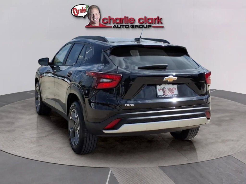 Used 2025 Chevrolet Trax LT FWD image 3