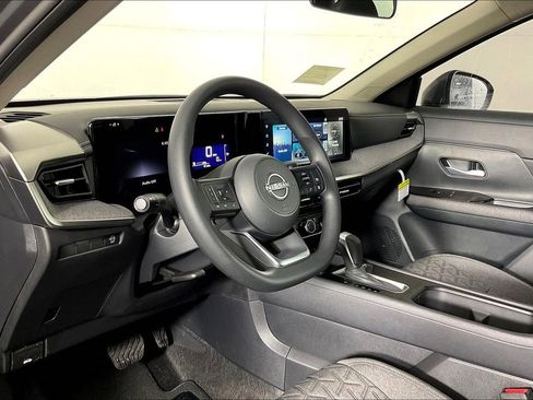 Used 2025 Nissan Kicks SV image 8